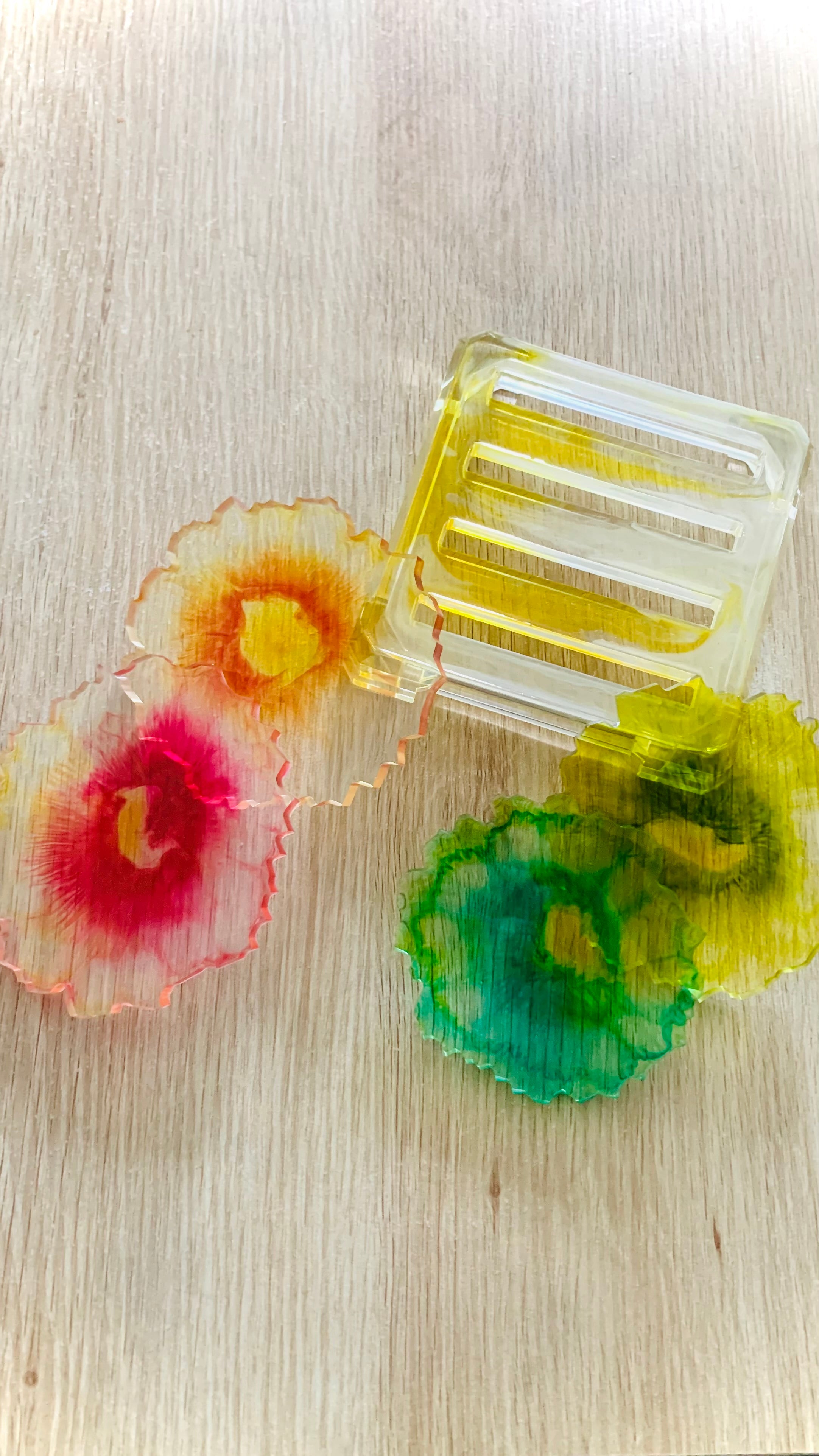 Set de dessous de verres avec support en résine époxy, multicolores et transparent, fait main en Corse