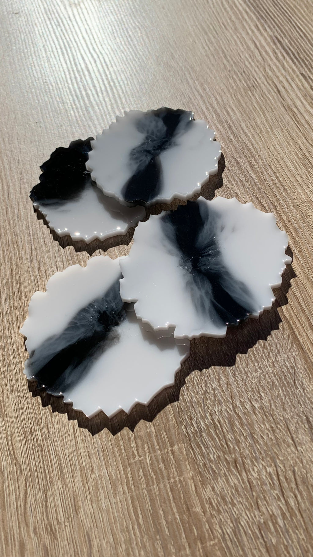 Épaisseur dessous de verres en résine époxy noir et blanc – support inclus