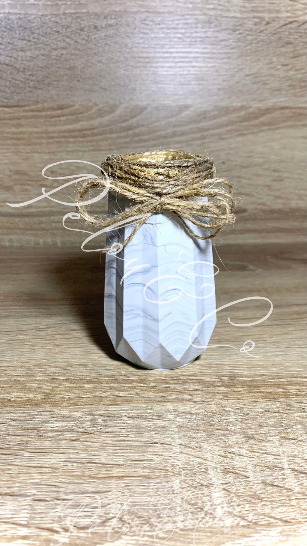 Pot en résine minérale blanc marbré sans couvercle avec ficelle en jute Pelou&Co
