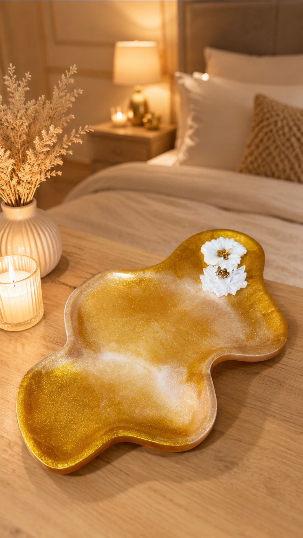 Plateau Olympe en résine époxy or et blanc avec fleurs incrustées.
