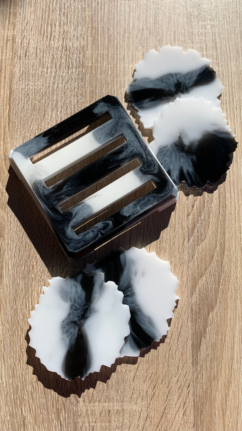 Ensemble dessous de verres marbré noir et blanc sur table en bois, décoration moderne
