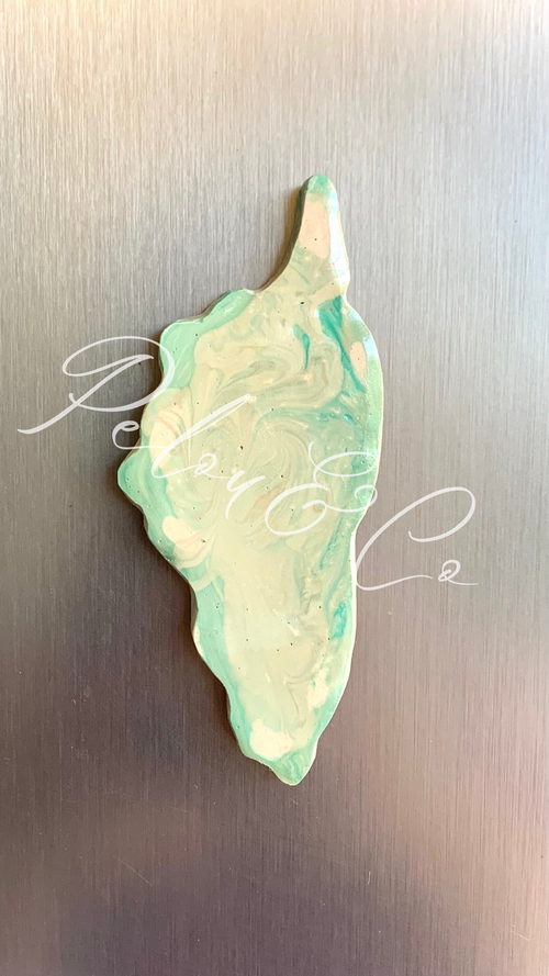 Aimant artisanal en forme de la Corse en résine minérale vert et beige – Pelou&Co
