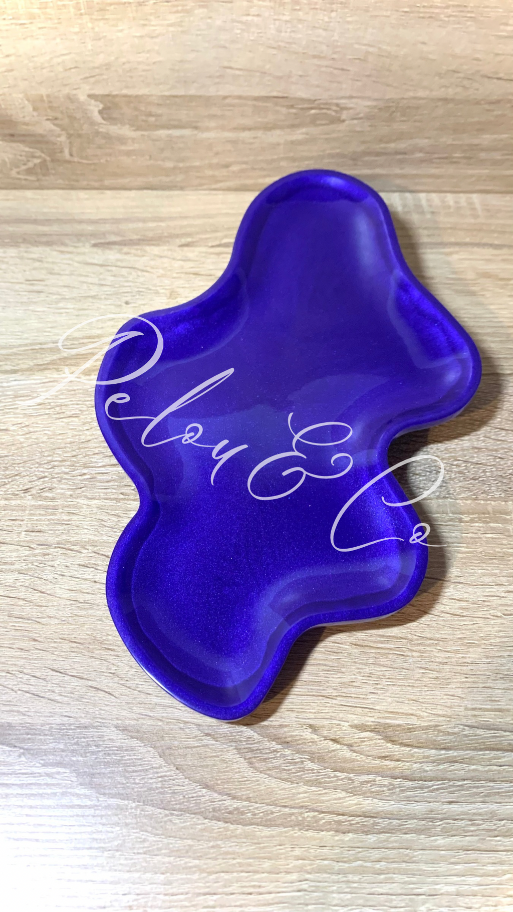 vide-poches plateau ondulé en résine époxy bleu-violet avec dos noir brillant – création artisanale Pelou&Co