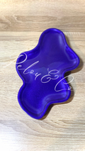 vide-poches plateau ondulé en résine époxy bleu-violet avec dos noir brillant – création artisanale Pelou&Co