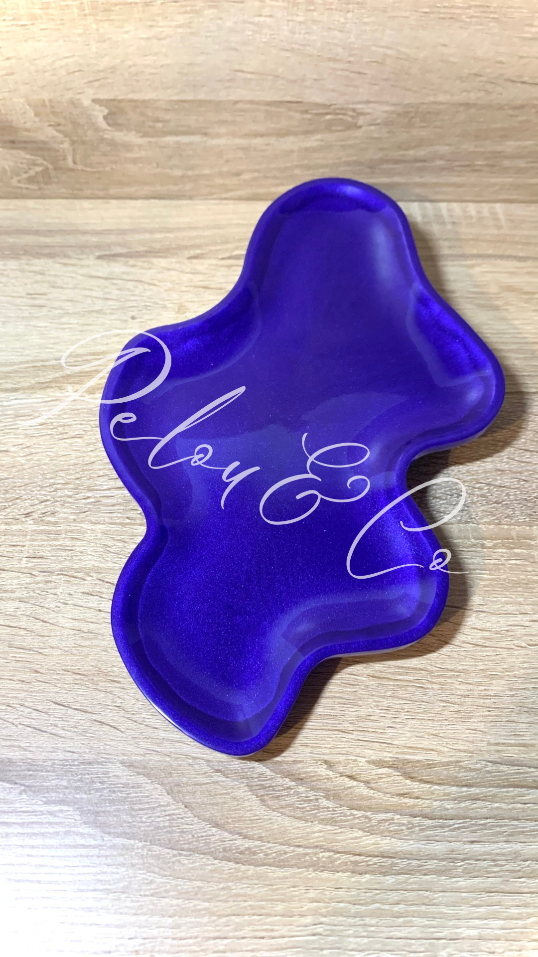 vide-poches plateau ondulé en résine époxy bleu-violet avec dos noir brillant – création artisanale Pelou&Co