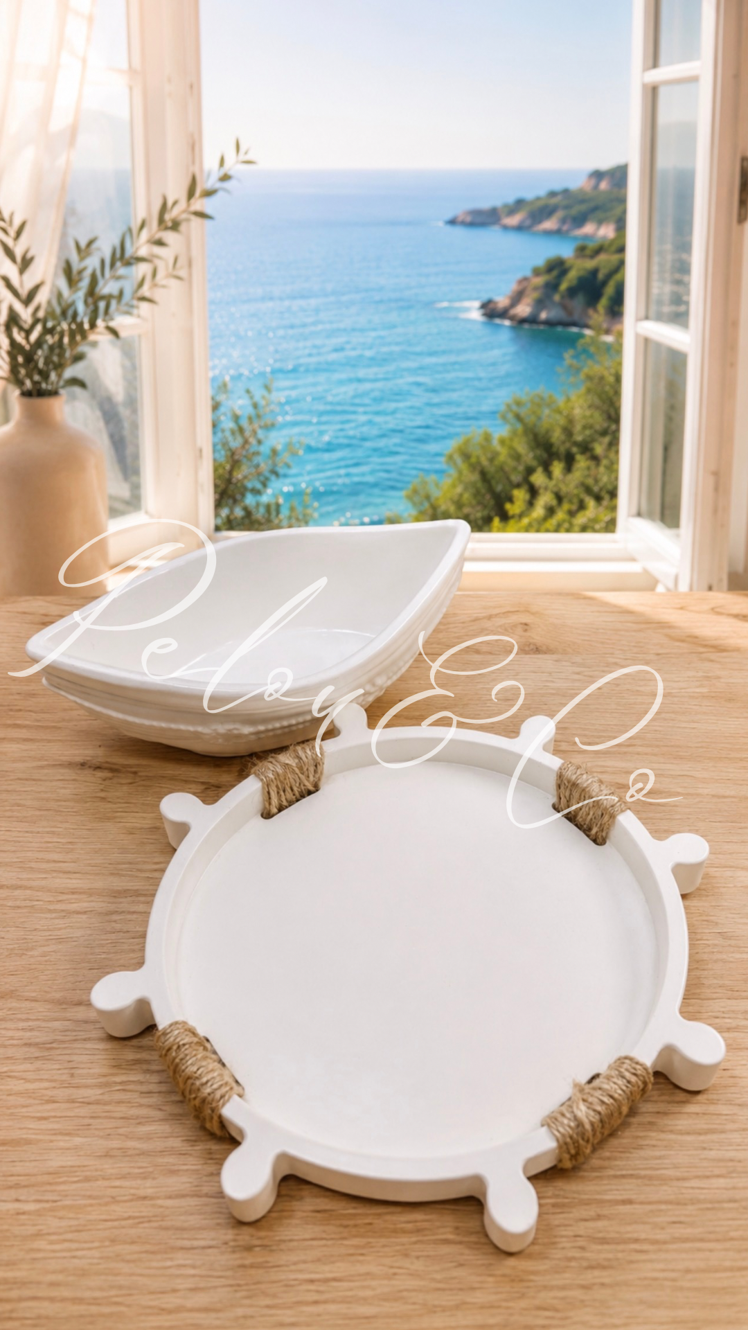 Plateau décoratif gouvernail en résine minérale accompagné d’un petit récipient en forme de bateau.