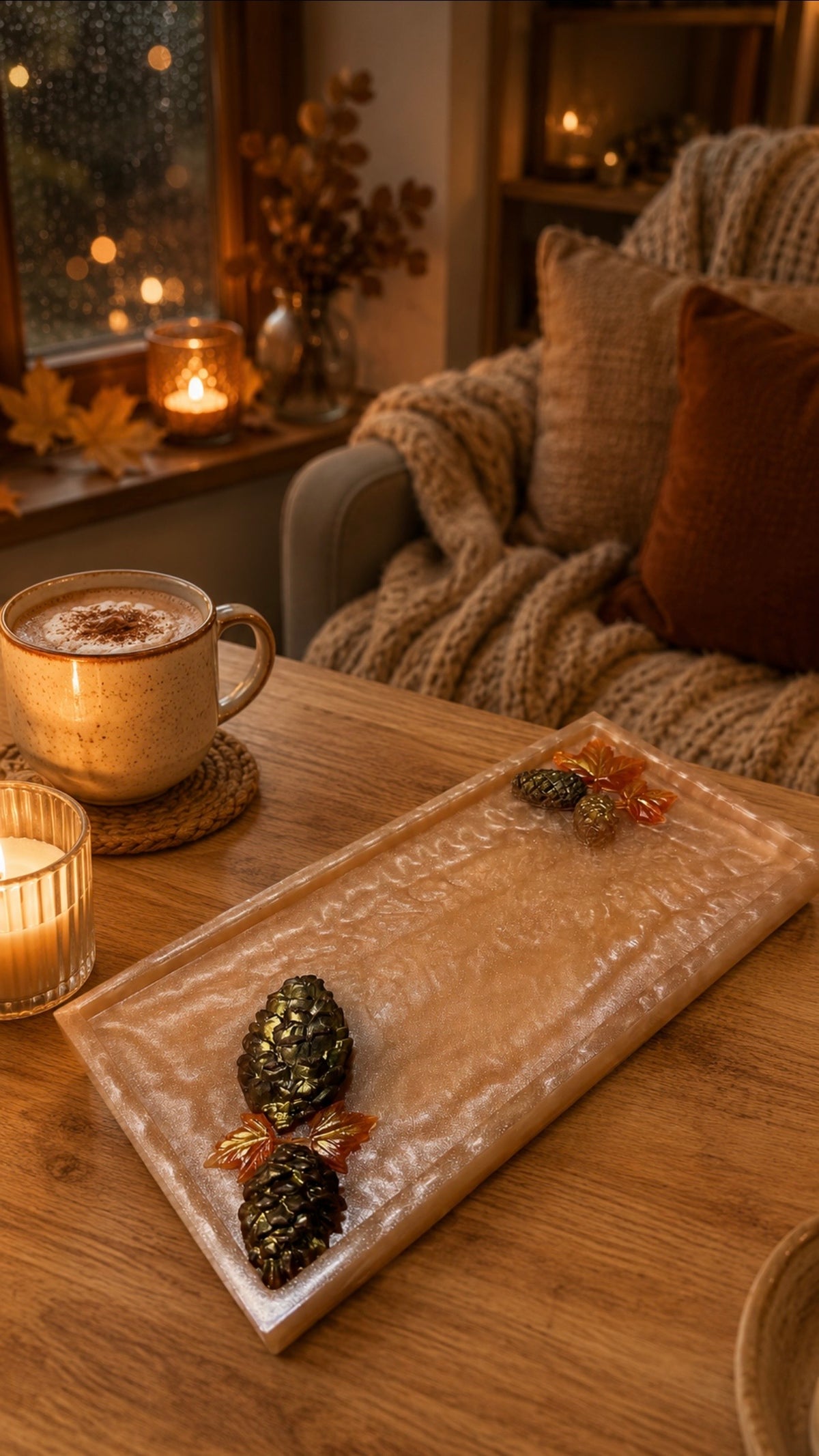 Plateau décoratif automnal en résine époxy avec feuilles d’érable et pommes de pin.