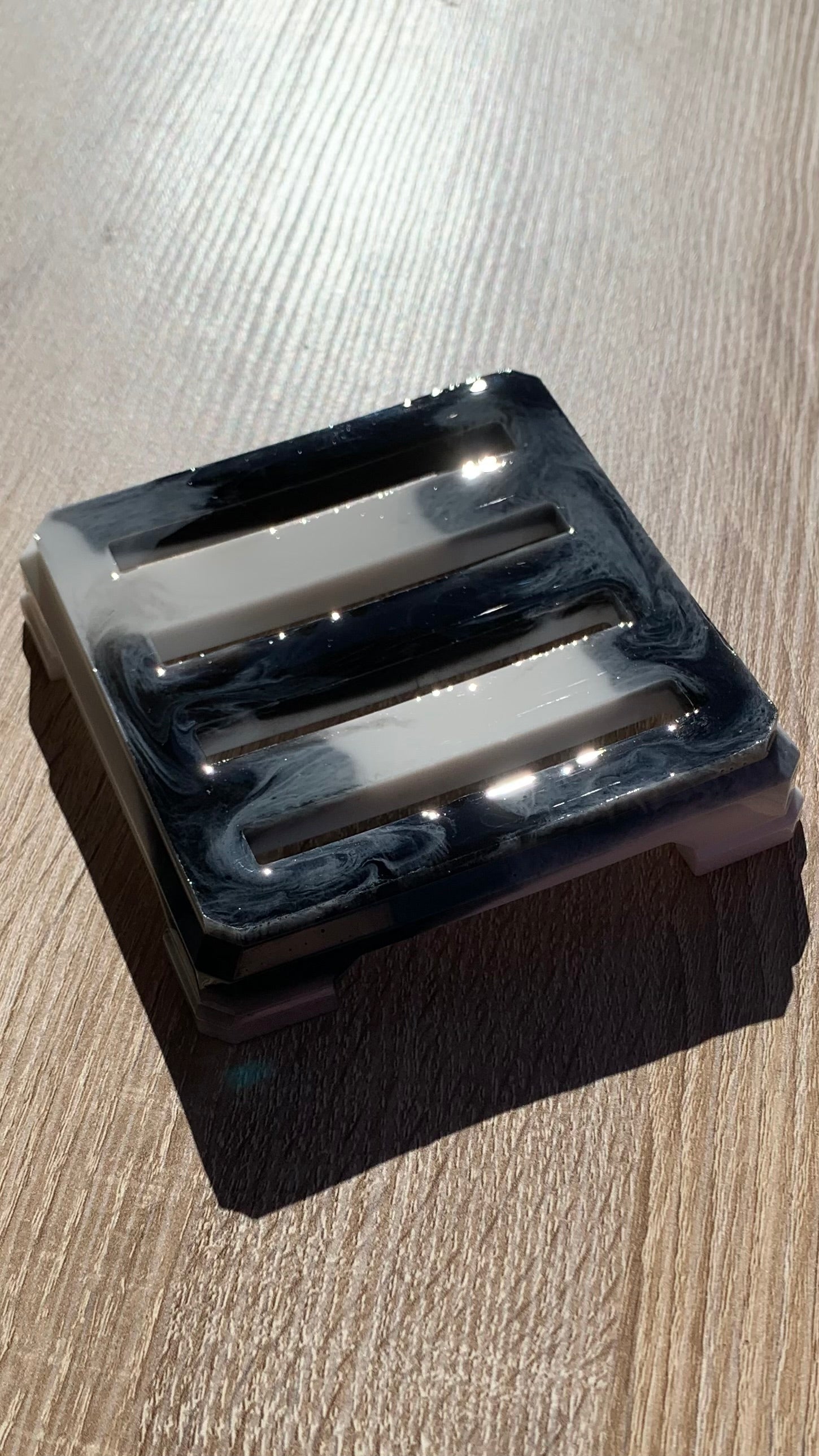 Détail effet marbre noir et blanc en résine époxy brillante, finition artisanale