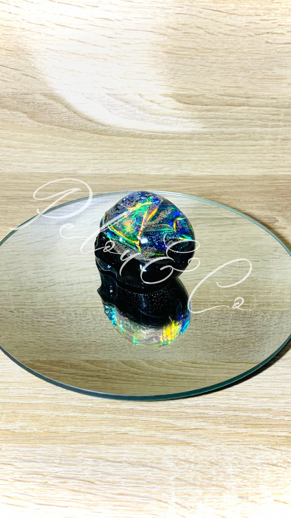 Objet décoratif mystérieux artisanale unique - petit crâne en résine époxy -feuille holographique + paillettes argentées - fond noir - Pelou&Co