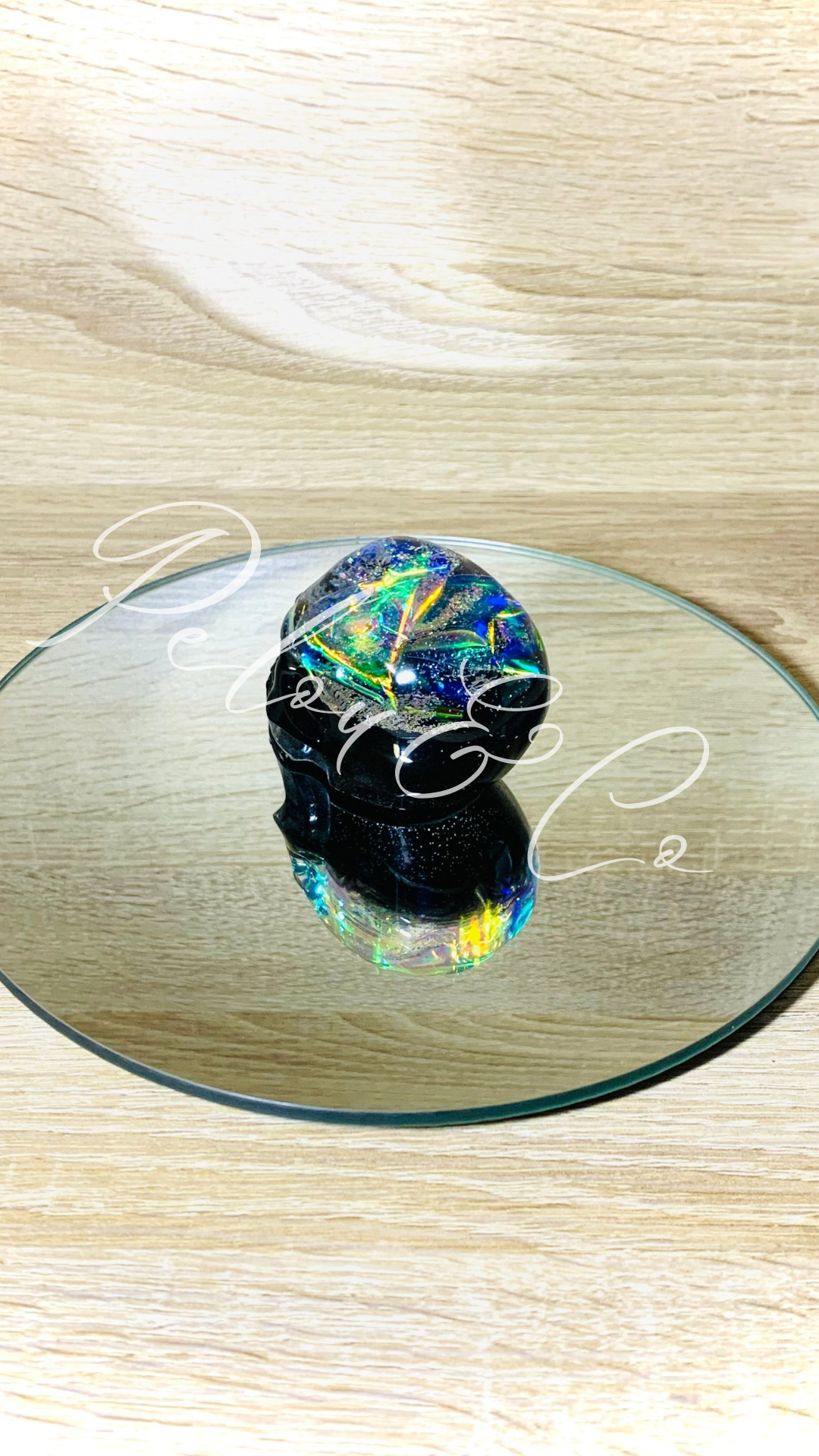 Objet décoratif mystérieux artisanale unique - petit crâne en résine époxy -feuille holographique + paillettes argentées - fond noir - Pelou&Co