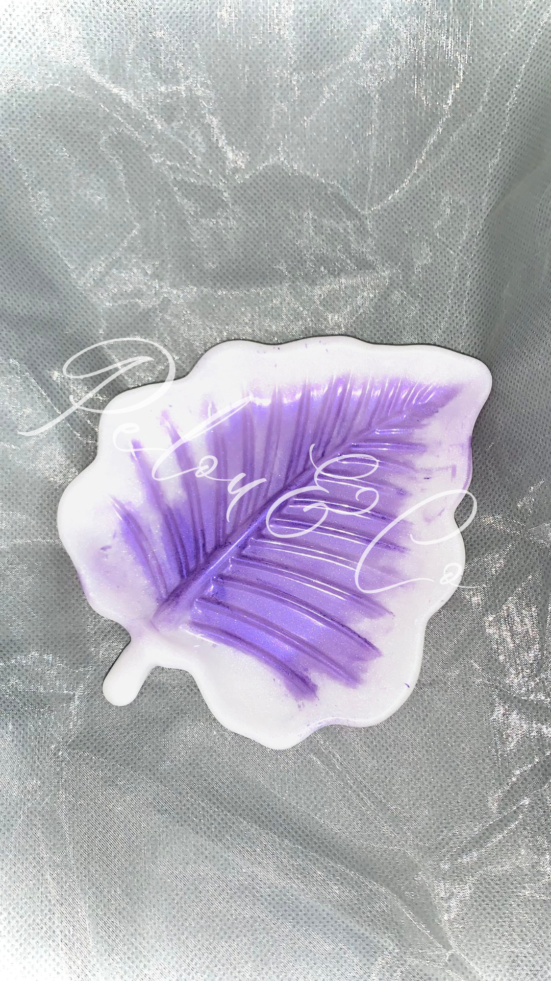 Vide-poches en forme de feuille en résine, violet et blanc, fait main en Corse