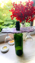 Porte-verre artisanal en résine minérale marbré rouge sur bouteille de vin, fait main en Corse.