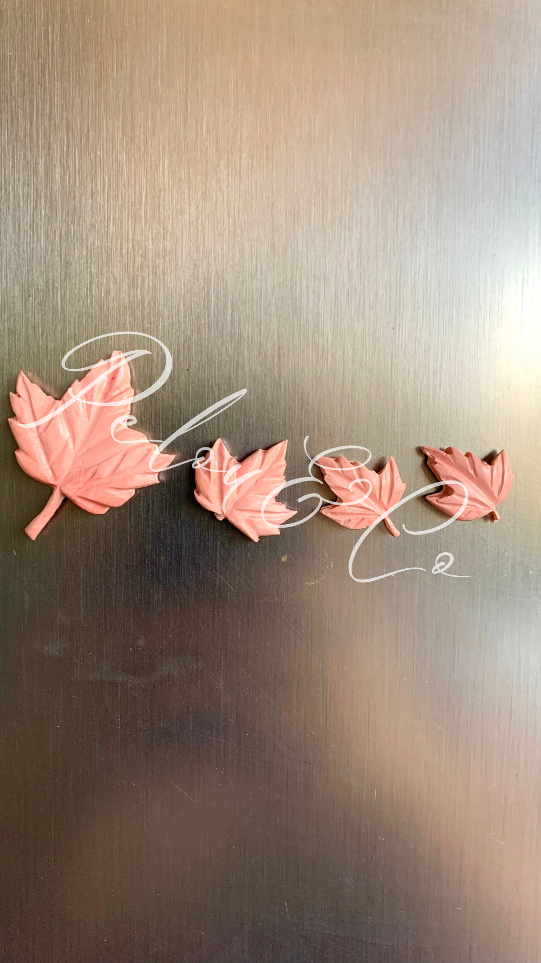Aimants artisanaux en forme de feuille d’érable rouge terre en résine minérale – Pelou&Co