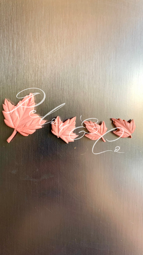 Aimants artisanaux en forme de feuille d’érable rouge terre en résine minérale – Pelou&Co