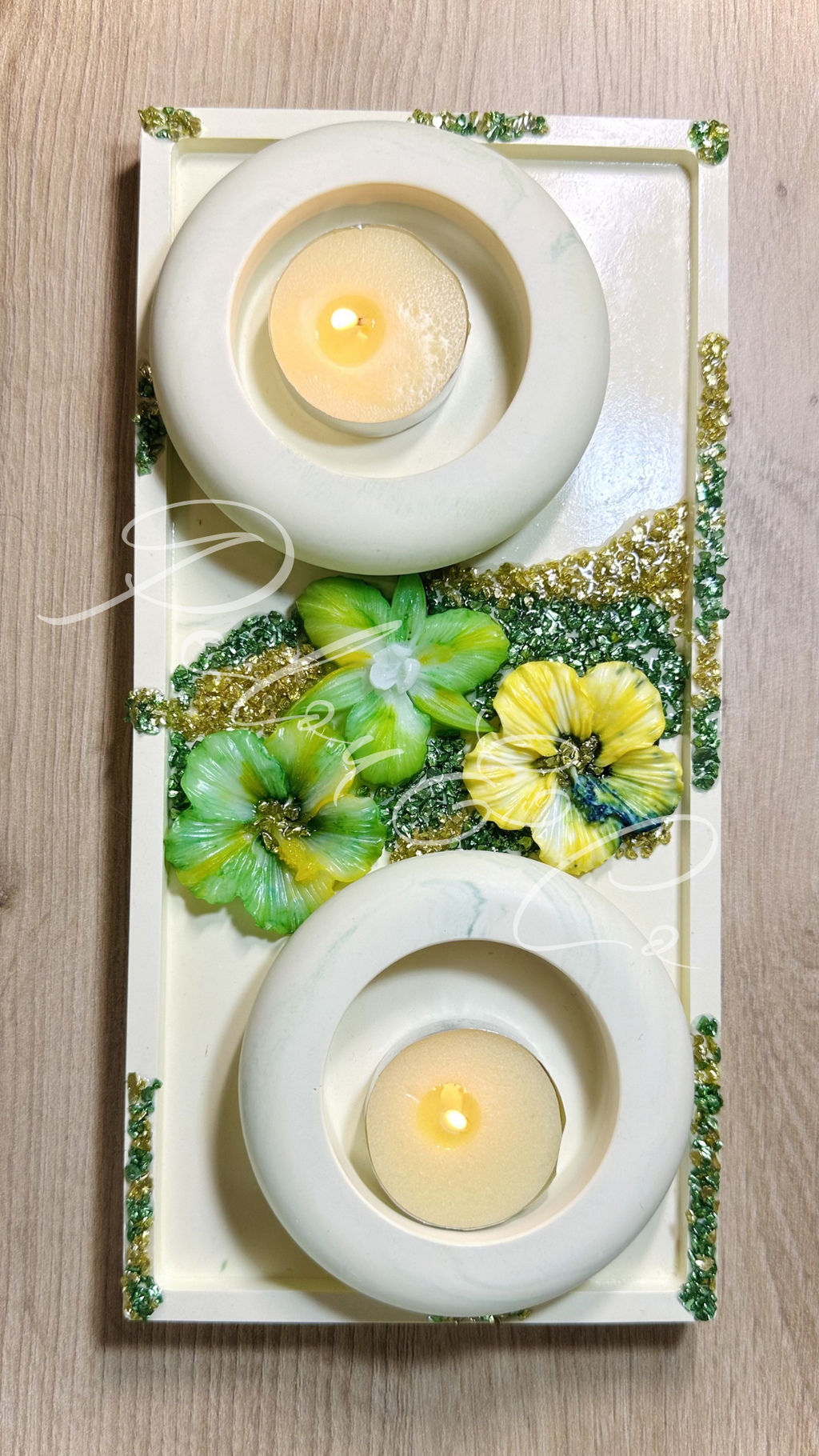 Plateau décoratif Lueur d'été avec fleurs intégrées, pierres scintillantes et bougeoirs amovibles aux couleurs jaune et vert.