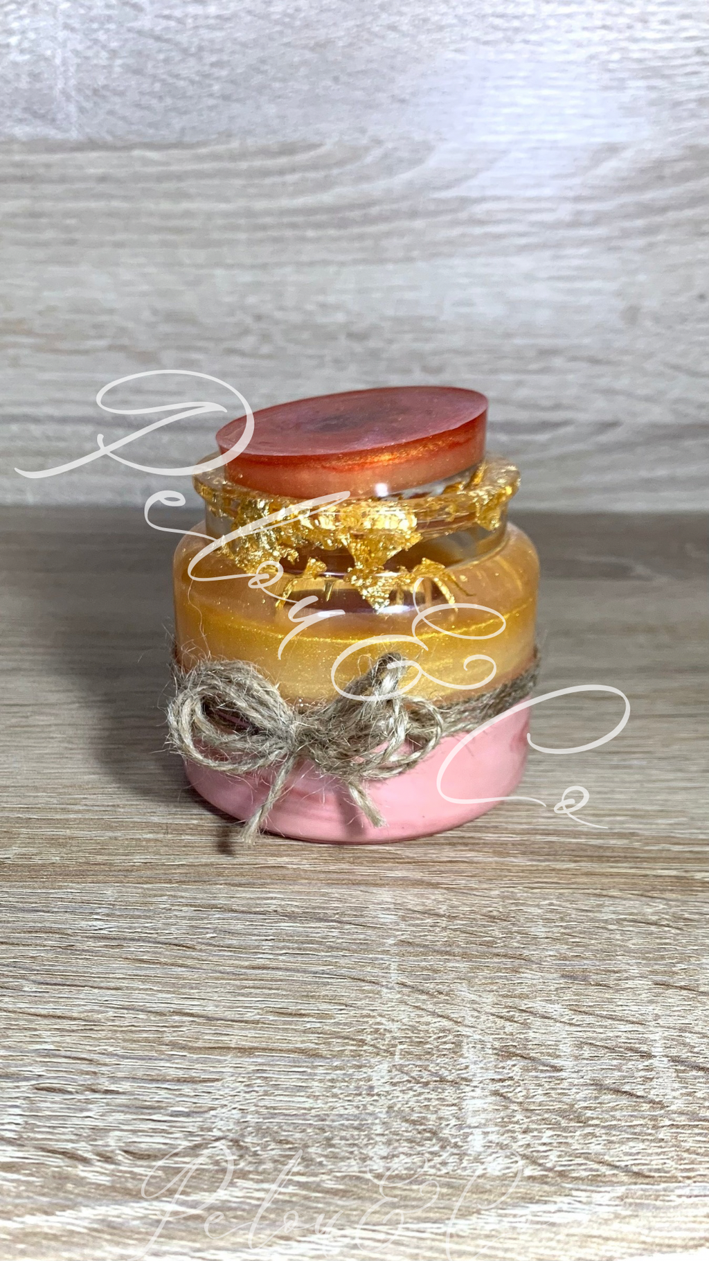 Pot décoratif rouge en résine minérale avec couvercle époxy et feuilles d’or Pelou&Co