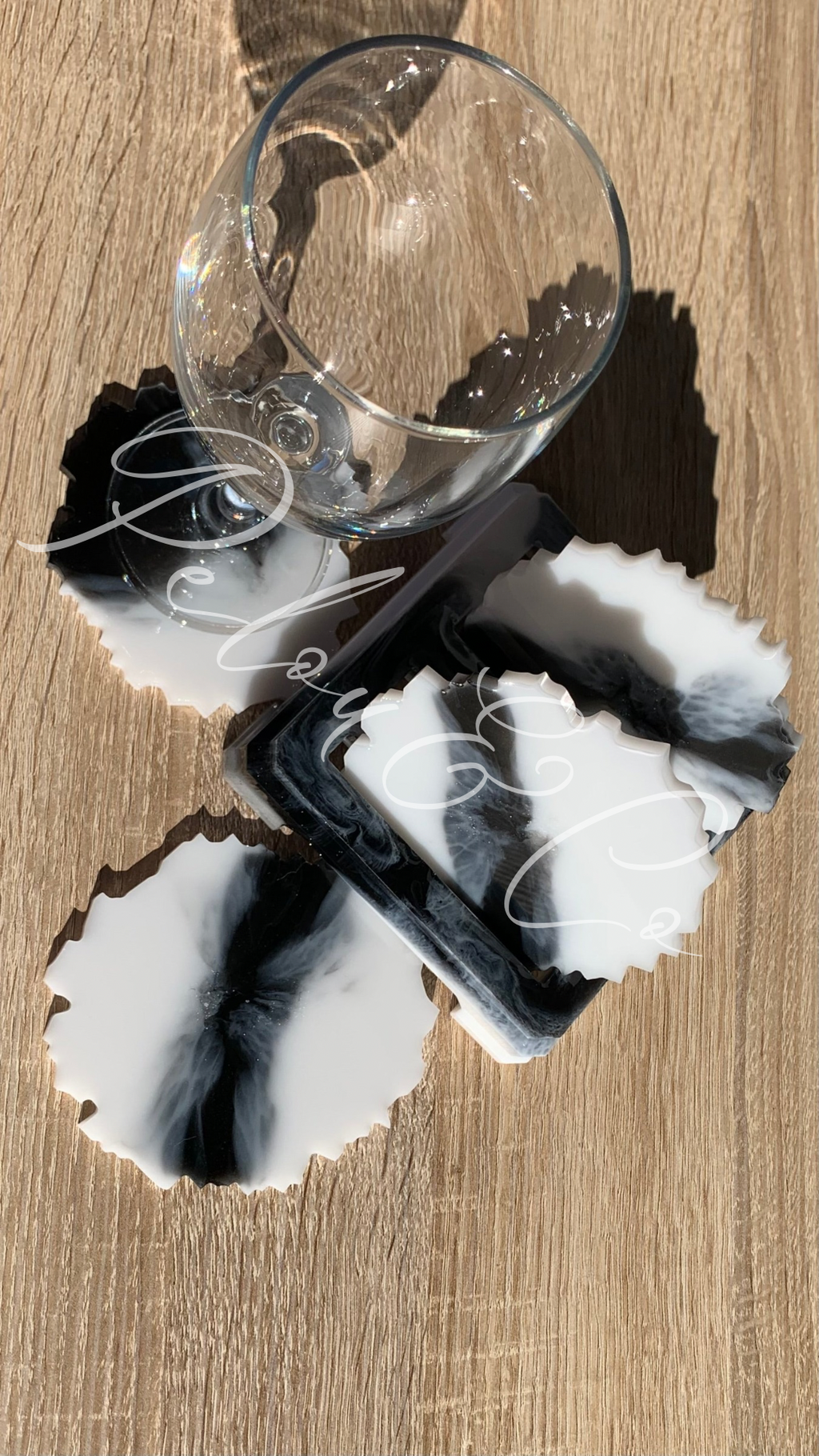 Ensemble dessous de verres marbré noir et blanc en résine époxy avec support assorti, pièce unique artisanale