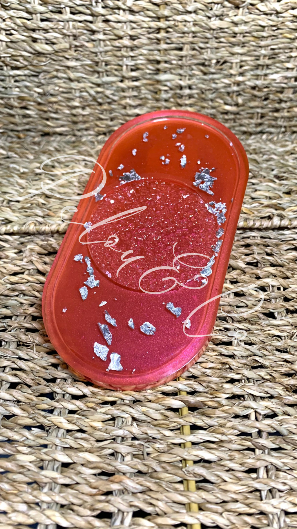 Petit plateau vide-poches résine époxy rouge transparent effet cristaux