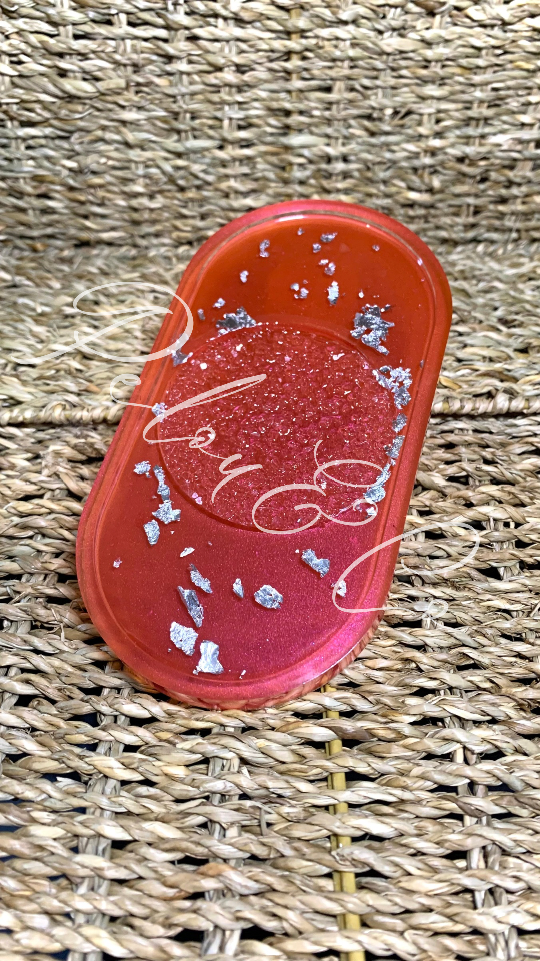 Petit plateau vide-poches résine époxy rouge transparent effet cristaux
