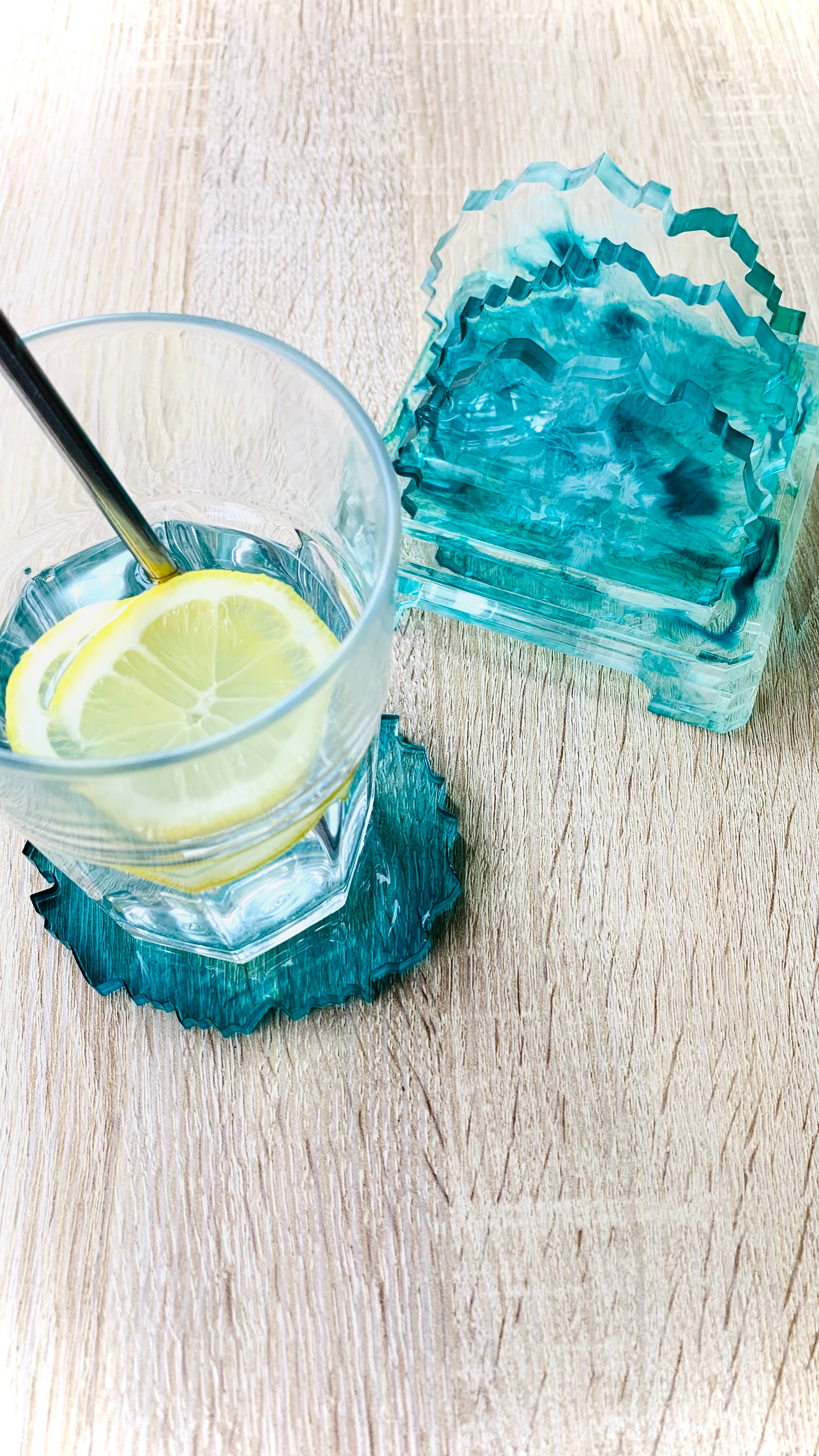 Set de dessous de verres et son support en bleu translucide, fait main en Corse