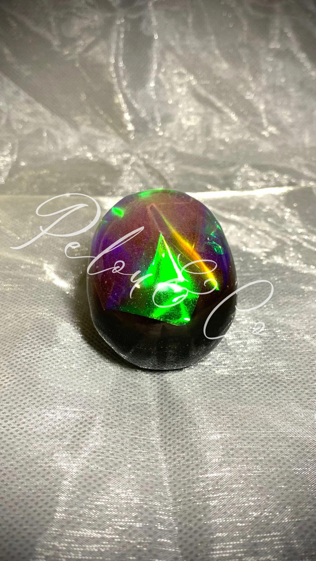 Objet décoratif artisanal petit crâne en résine époxy – feuille holographique + rose fluorescent nuit – fond noir Pelou&Co
