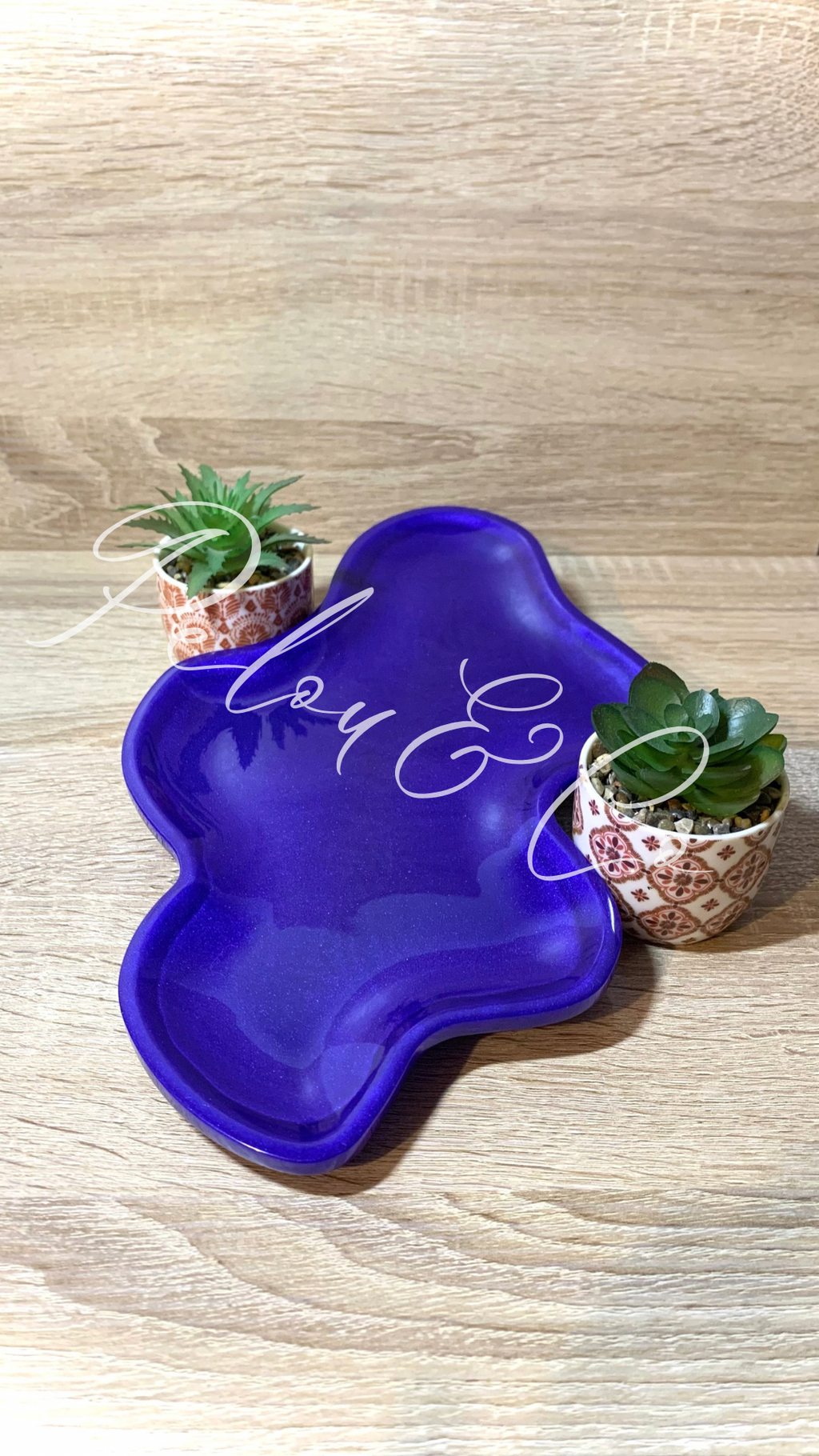 vide-poches, plateau ondulé en résine époxy bleu-violet avec dos noir brillant – création artisanale Pelou&Co