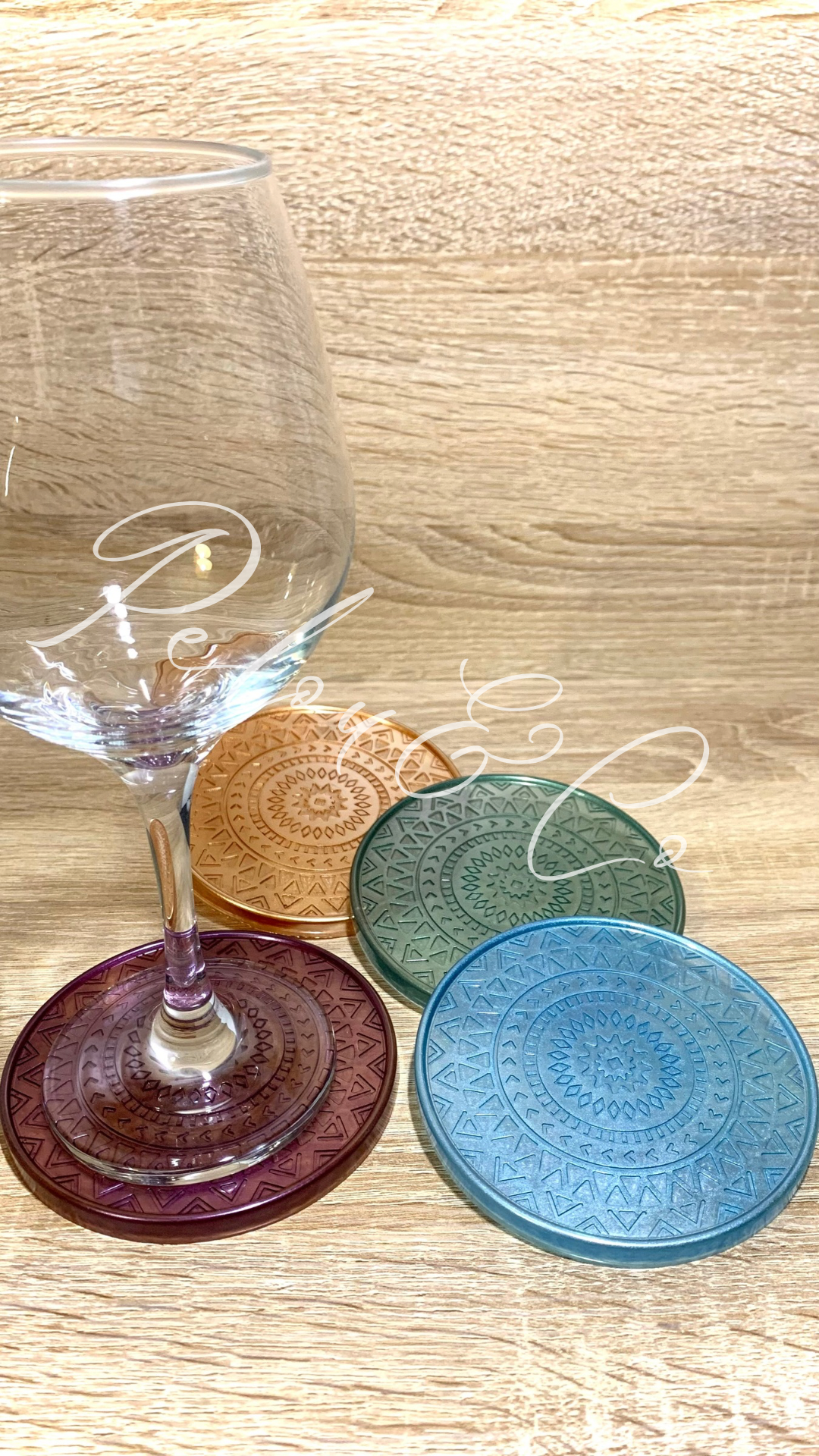 Lot de 4 dessous de verres mandala en résine époxy colorés – bronze, violet, bleu et vert – création artisanale Pelou&Co