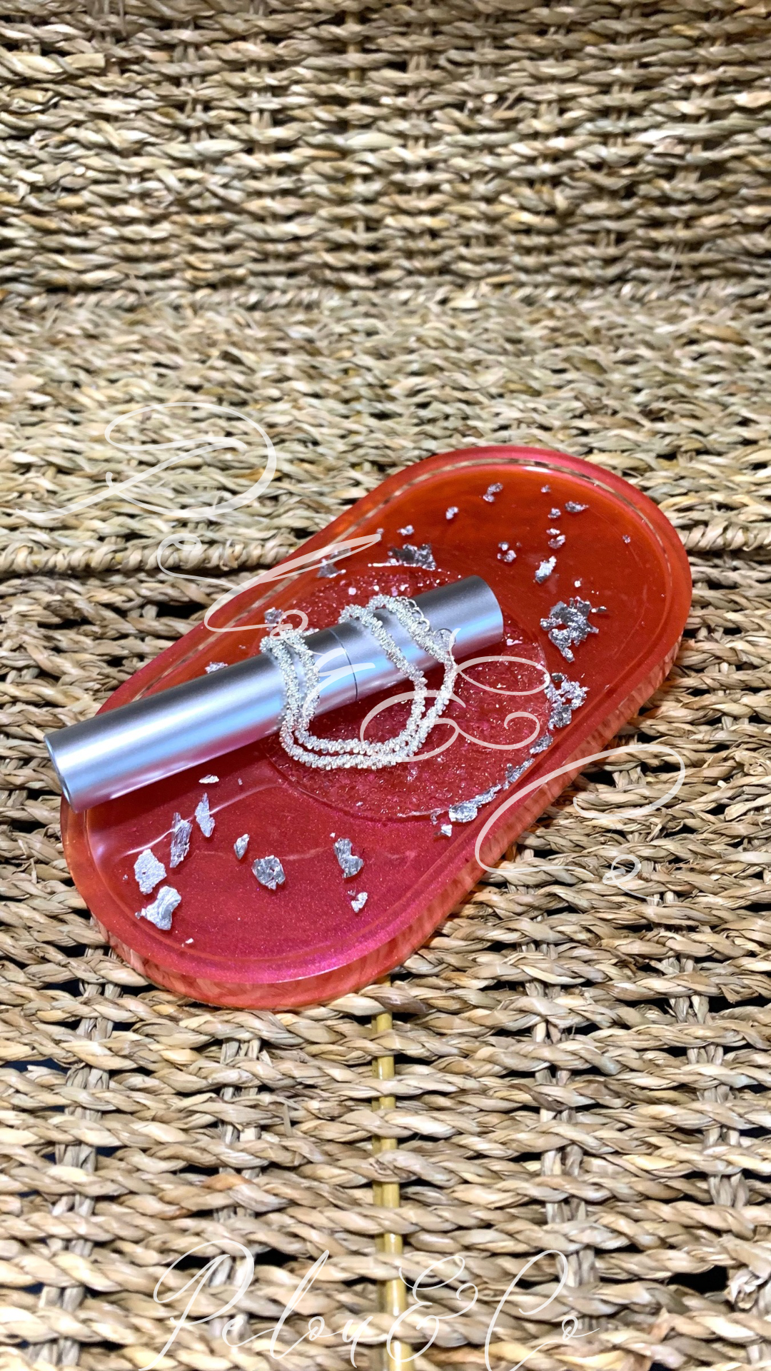 Vide-poches en résine époxy rouge utilisé avec bijoux et autre