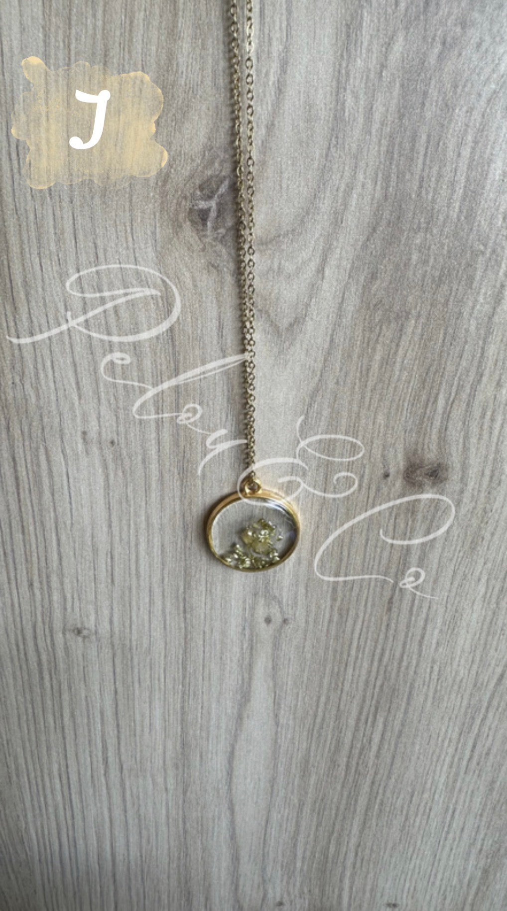 Pendentif et sa chaîne en acier inoxydable doré avec de l’immortelle Corse est des cristaux dorés