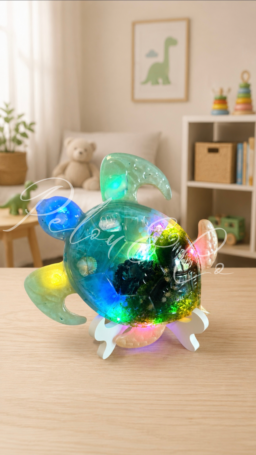 Veilleuse tortue en résine époxy avec fleurs, coquillages et éclairage LED, création artisanale Pelou&Co.