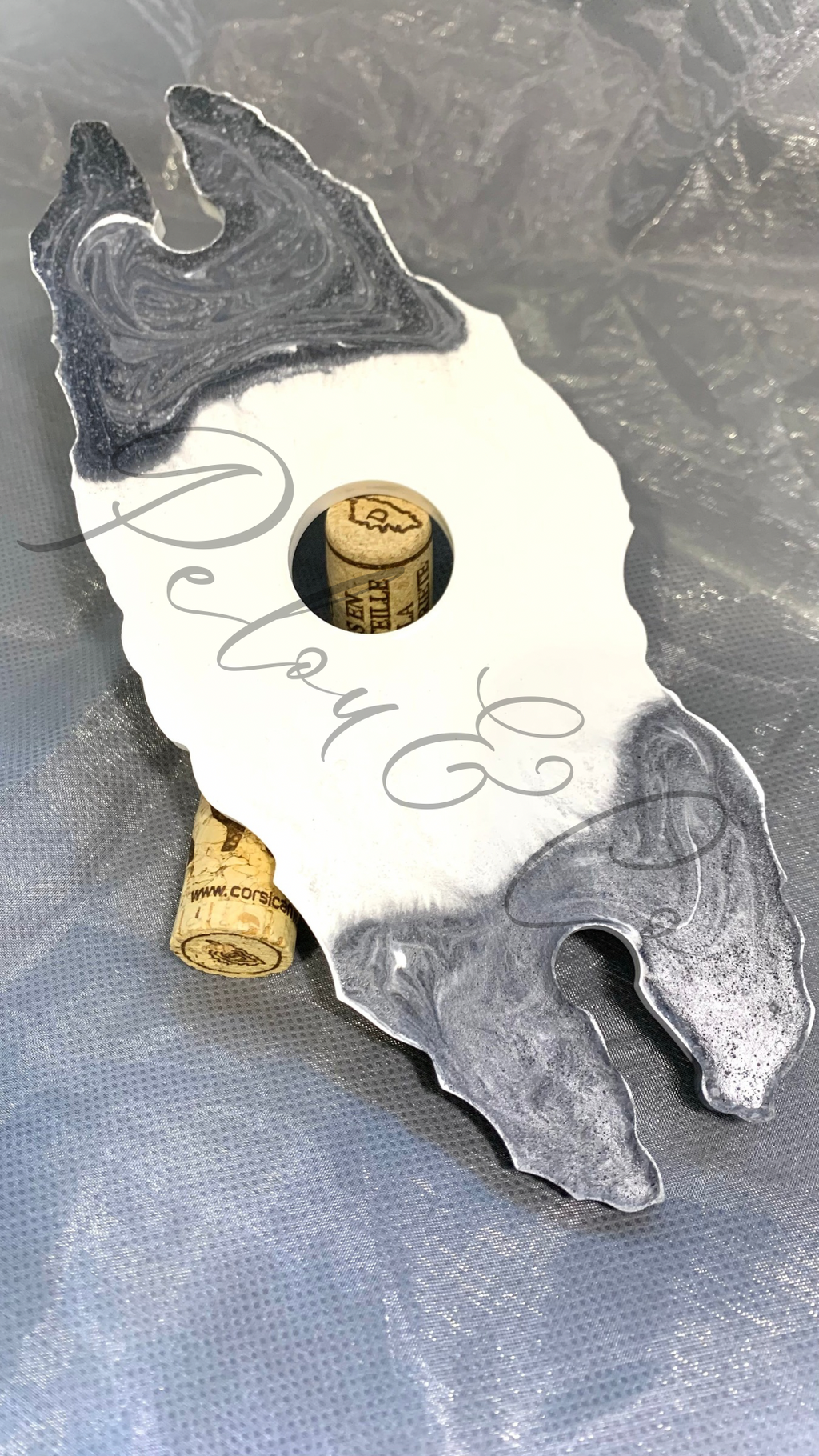 Porte-verres artisanal en résine minérale noir et blanc sur bouteille de vin