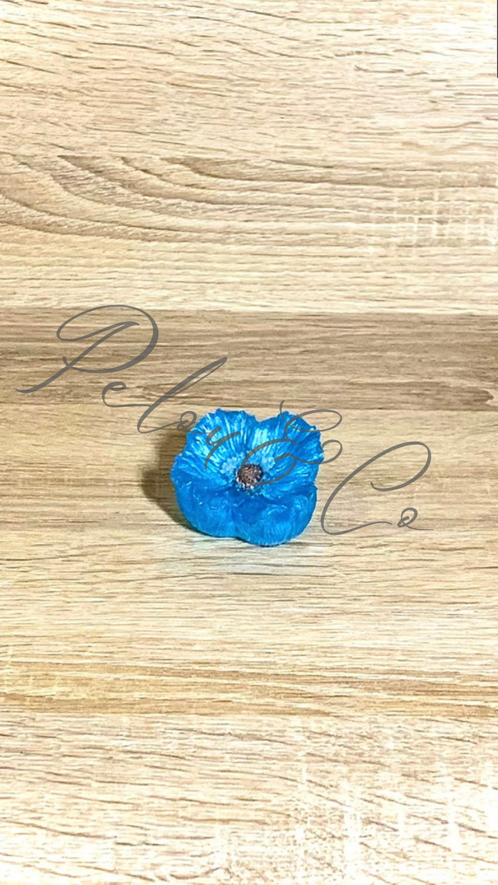 Fleur de pavot en résine époxy bleue avec cœur bronze foncé - décoration artisanale Pelou&Co 
