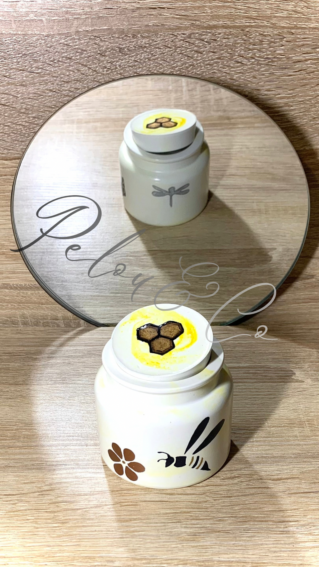pot artisanal en résine minérale jaune clair avec motifs alvéoles, abeille, libellule et papillon – Pelou&Co été 