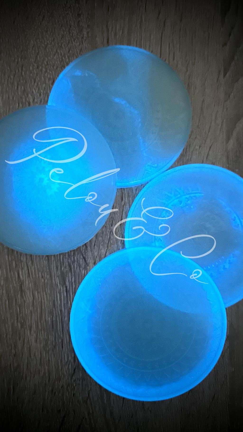 Dessous de verres fluorescents bleu nuit résine époxy