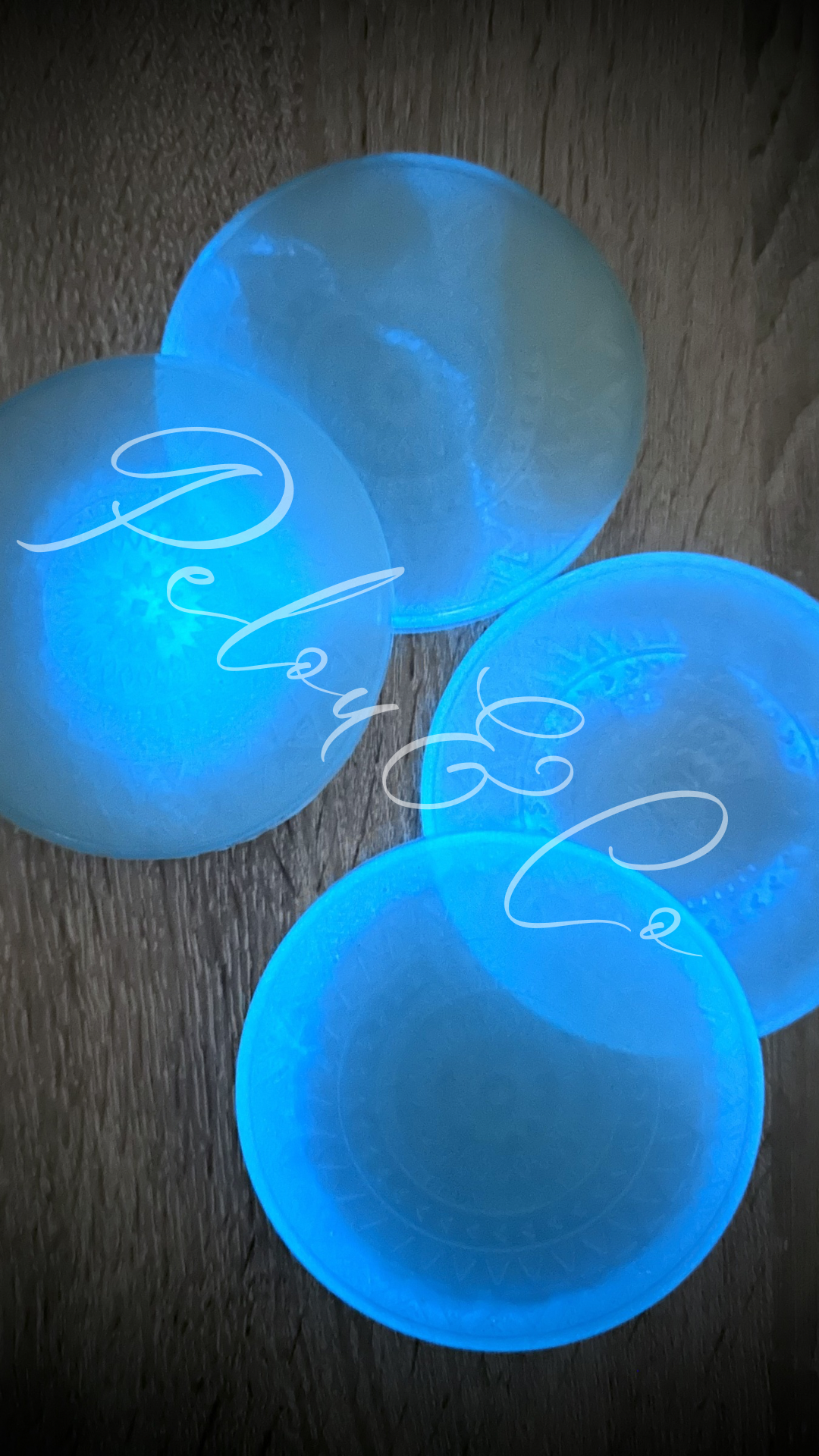 Dessous de verres fluorescents bleu nuit résine époxy