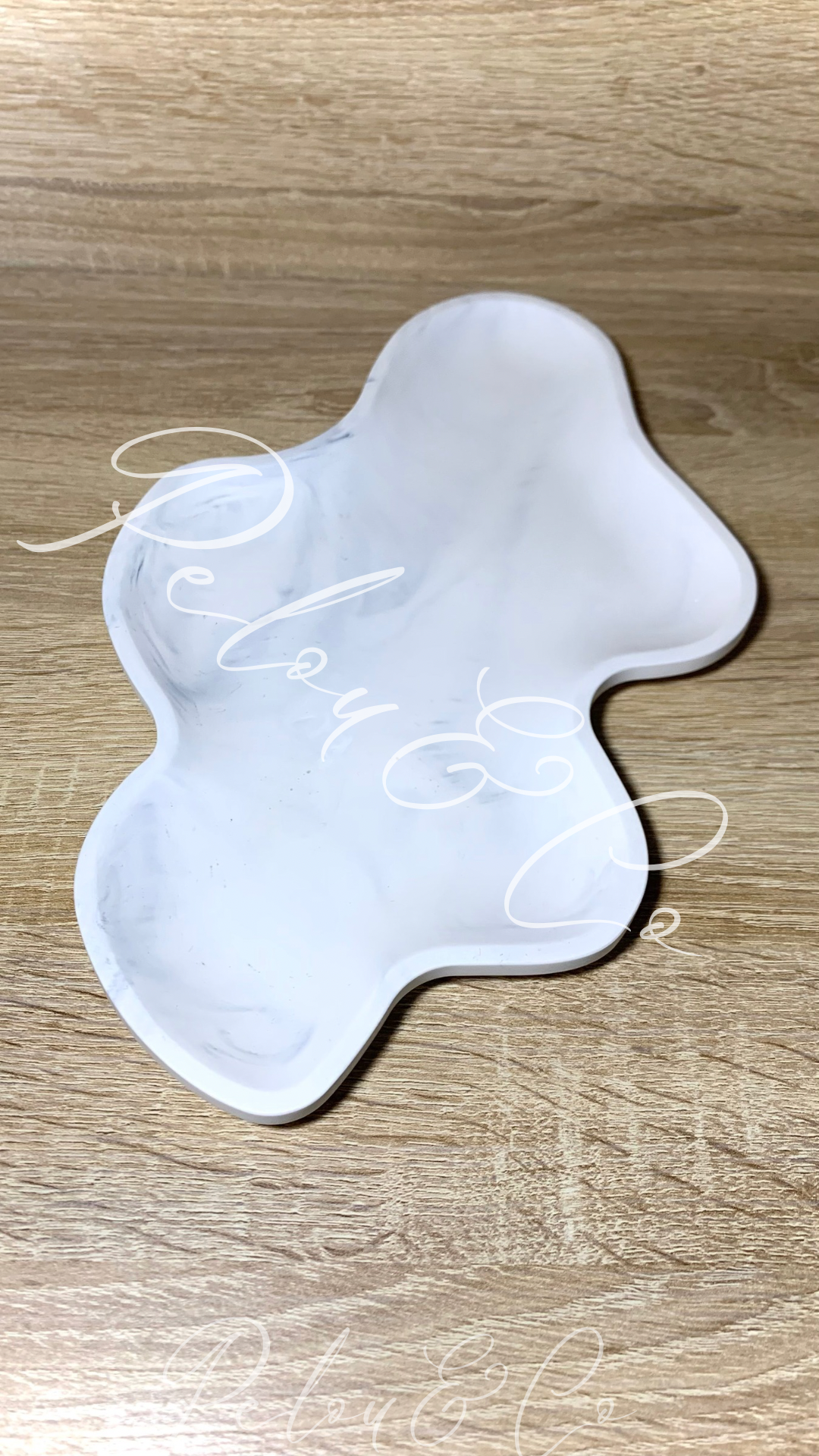 Détail du plateau ondulé en résine minérale blanc marbré Pelou&Co