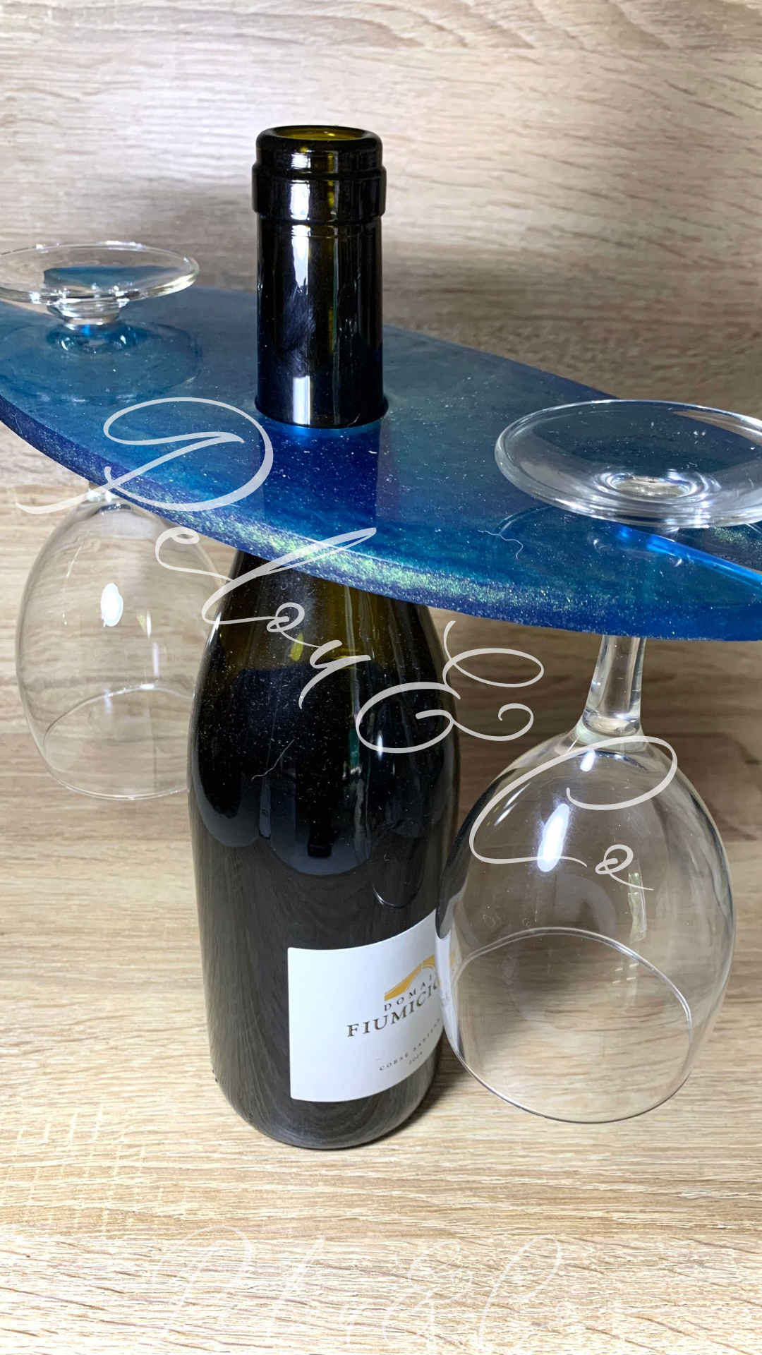 Porte-verres à vin bleu et or en résine époxy sur bouteille Pelou&Co