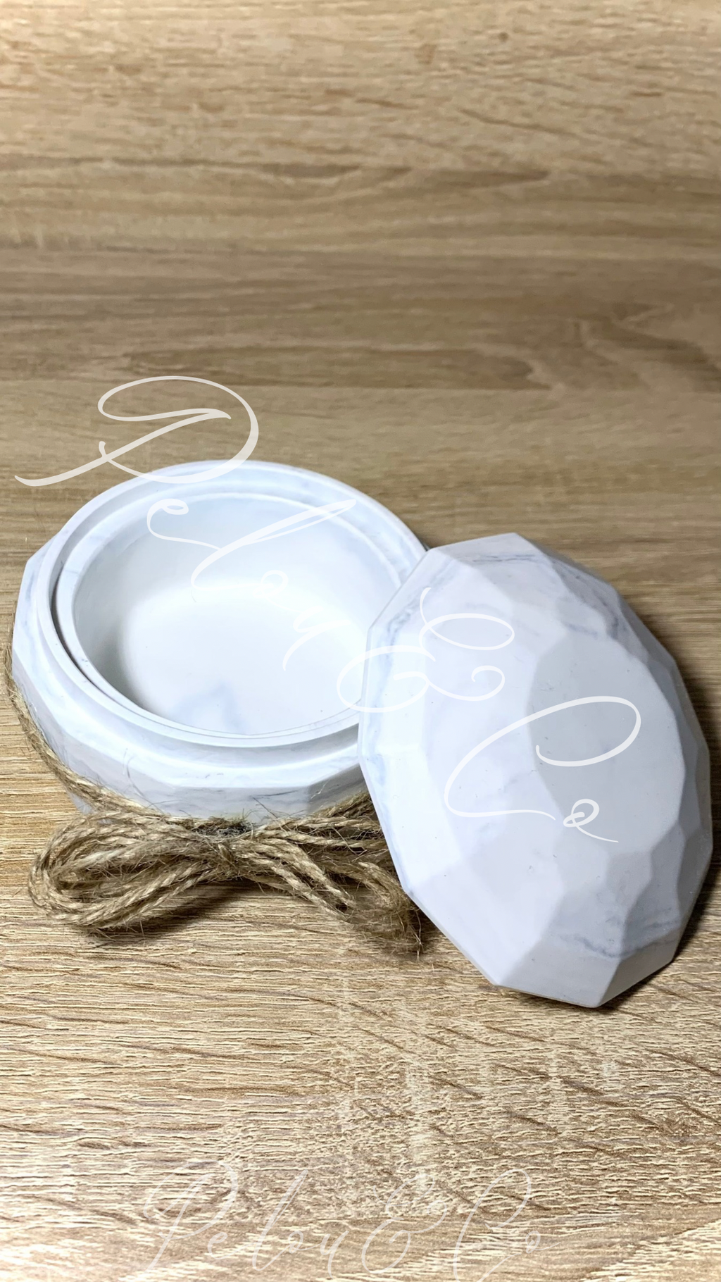 Pot en résine minérale blanc marbré avec couvercle ouvert Pelou&Co