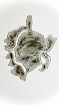 Décoration murale Brume de Maure en résine époxy représentant la Tête de Maure avec un effet d’encre noire sur fond blanc.