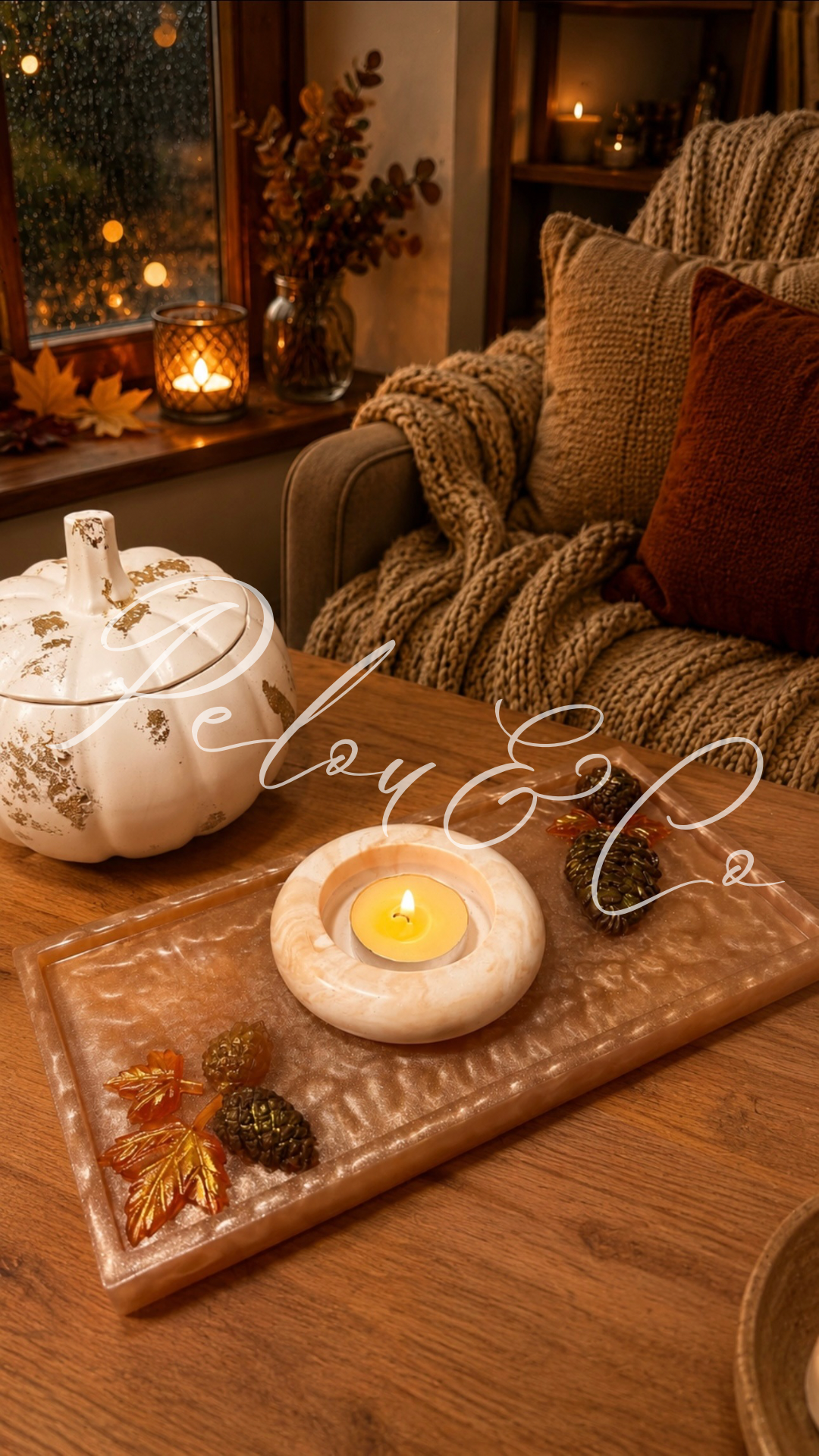 Plateau décoratif automnal en résine époxy avec feuilles d’érable et pommes de pin.