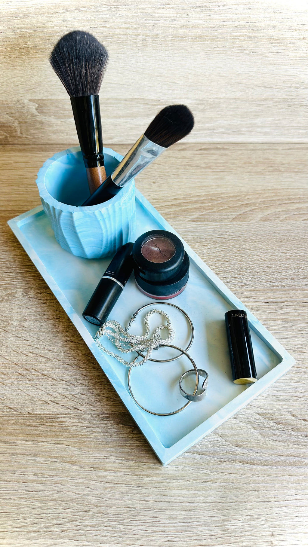 Ensemble décoratif salle de bain artisanal bleu blanc effet marbré