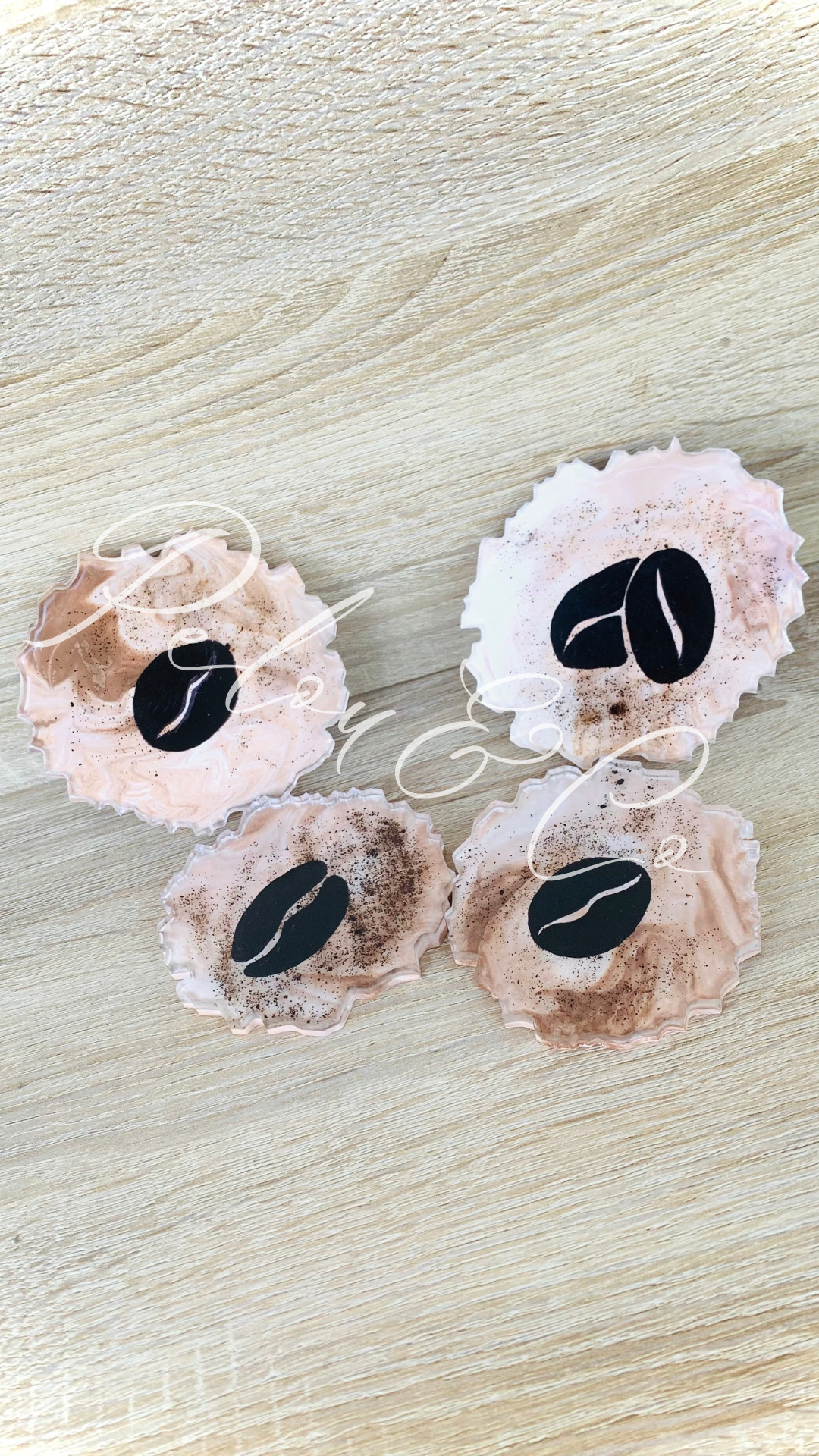 Dessous de verres artisanaux en résine avec café moulu et dessins de grains de café - Pelou&Co