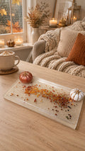 Plateau décoratif automnal en résine époxy avec deux citrouilles.