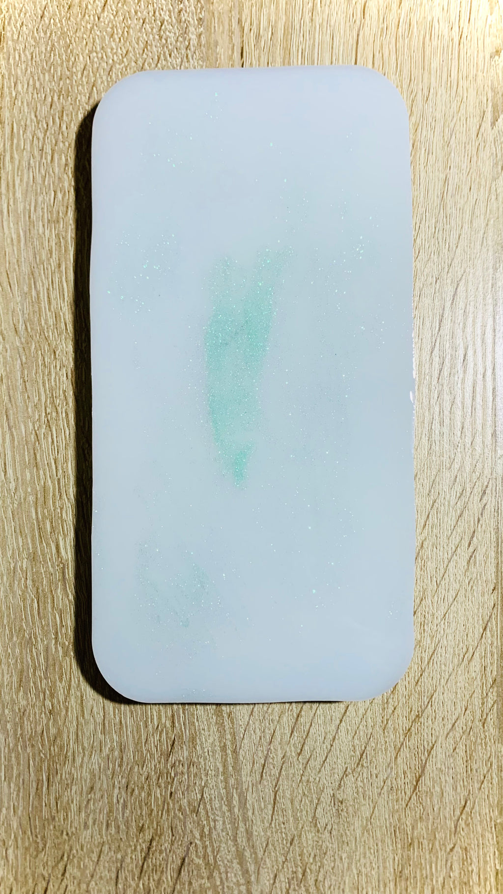 dessous socle résine blanc avec paillettes vertes fait main