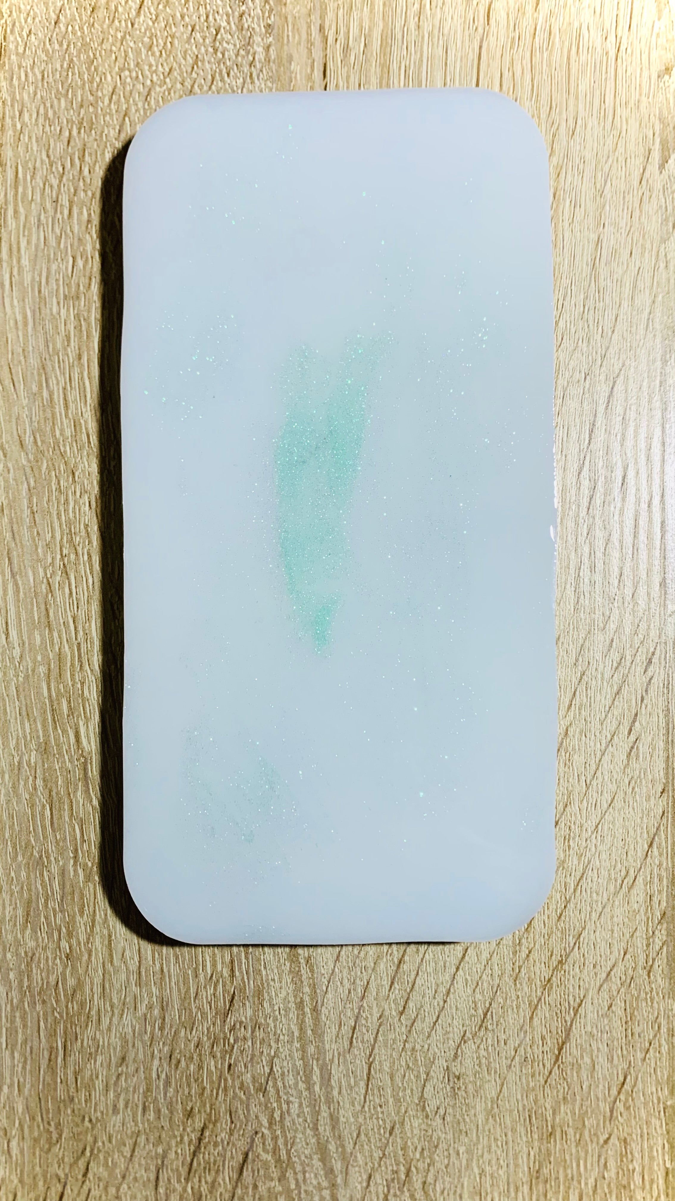 dessous socle résine blanc avec paillettes vertes fait main