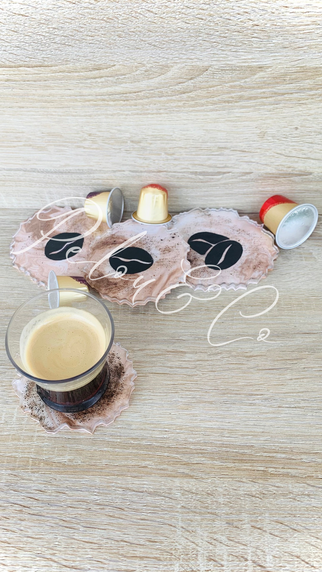Dessous de verres artisanaux en résine avec café moulu et dessins de grains de café - Pelou&Co