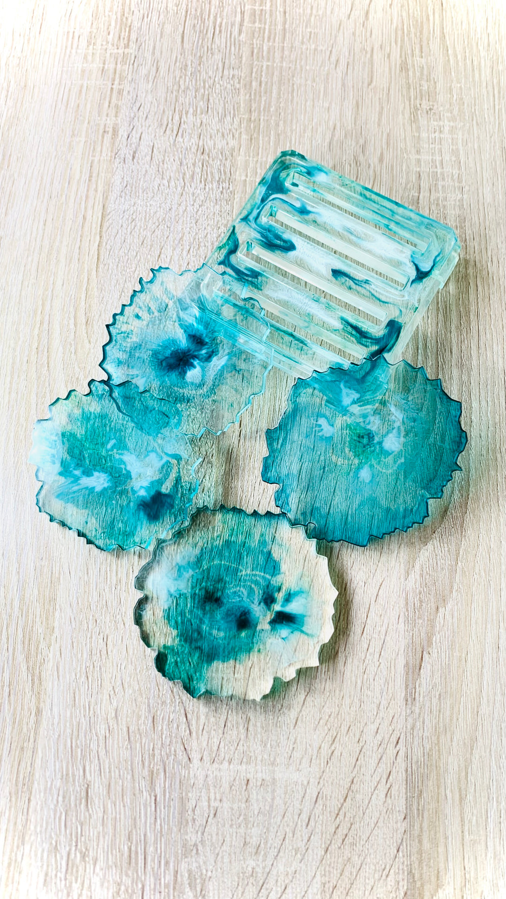 Dessous de verres et son support en résine, bleu translucide, fait main en Corse