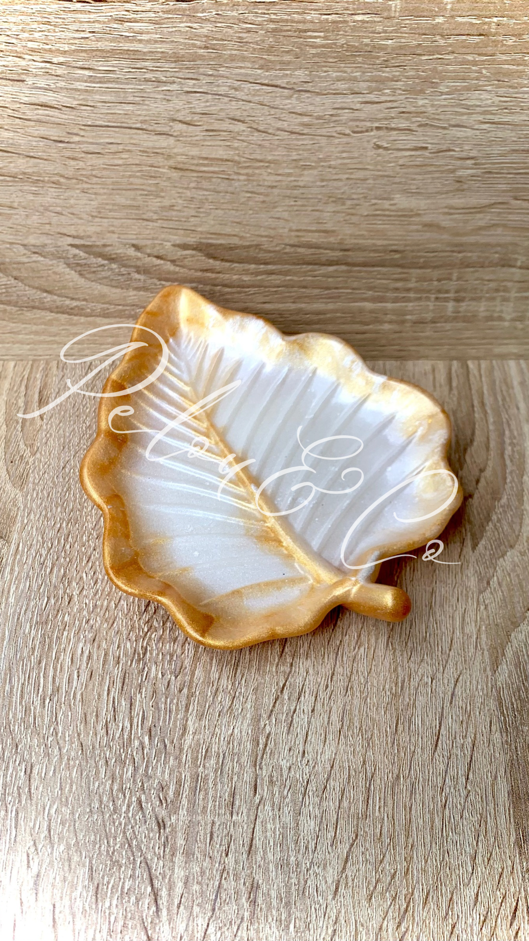 Vide-poche en forme de feuille en résine, blanche et or, fait main en Corse