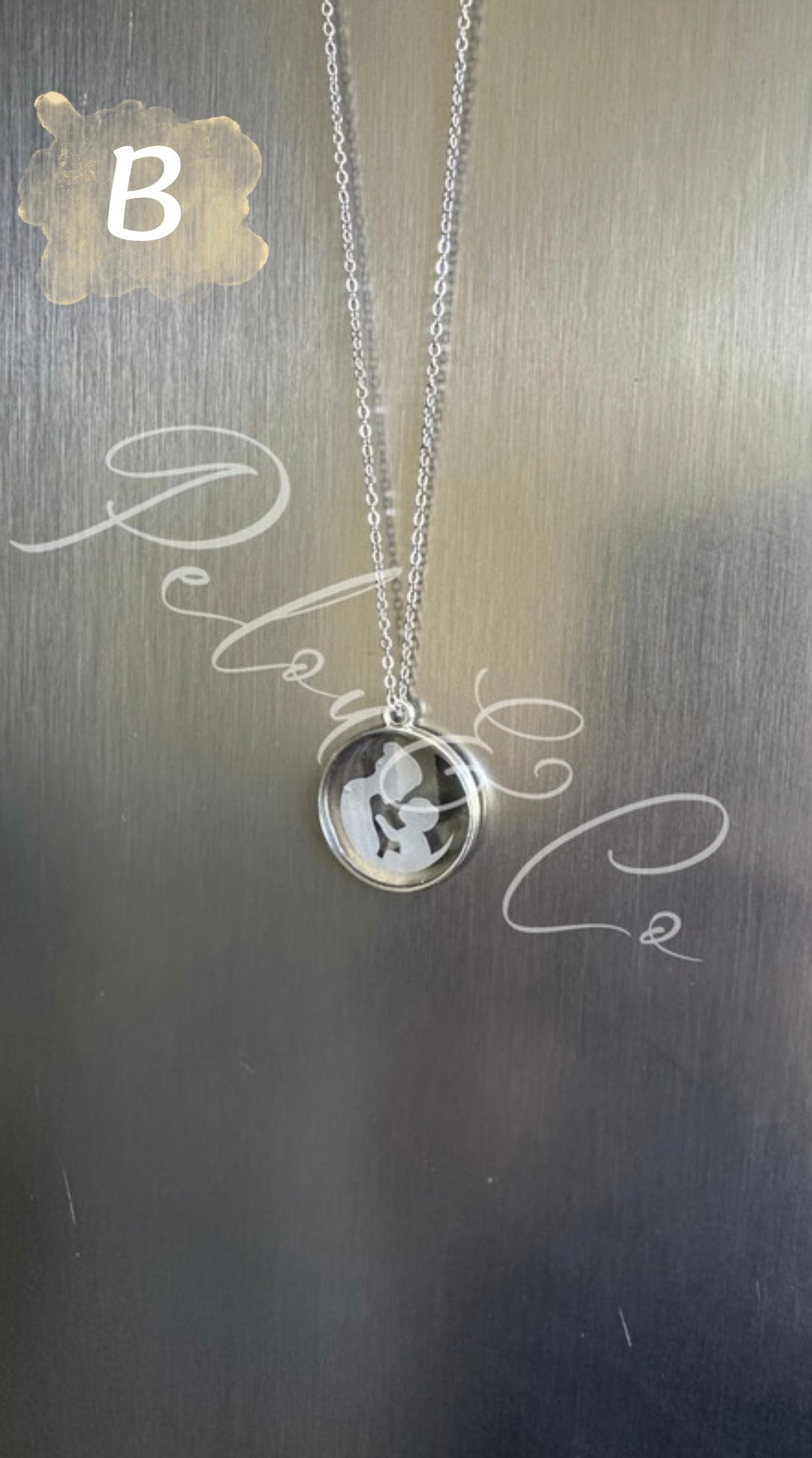 Pendentif et sa chaîne en acier inoxydable argenté avec maman et son enfant 