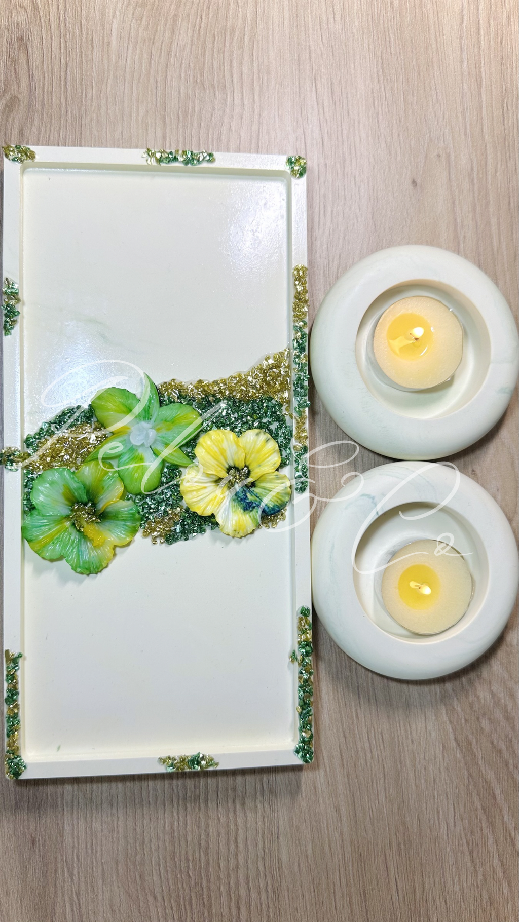 Détail des fleurs, des pierres scintillantes et de la finition artisanale de l'ensemble décoratif Lueur d'été.